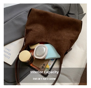Vue intérieure du grand sac cabas en suédine montrant la capacité pour tablette et cosmétiques