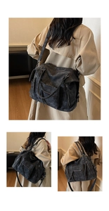 Dettaglio della borsa tote retro grigio scuro con cerniere decorative e nappe