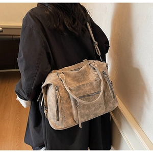 Borsa tote vintage in pelle kaki con tasche multiple con cerniera e nappe decorative