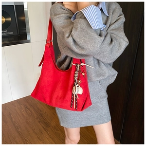 Détail du sac cabas en daim rouge avec pampille tissée et breloque tasse à café