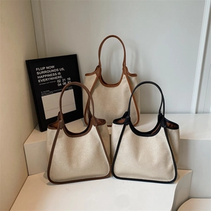 Sac fourre-tout minimaliste en toile avec anses en cuir dans un décor d'intérieur moderne