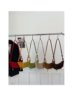 Présentation de sacs demi-lune en daim avec nœuds et fermeture éclair en six coloris variés