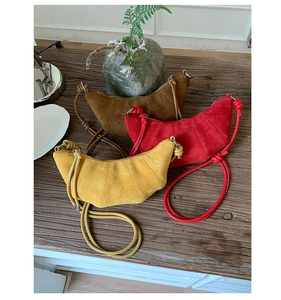 Vue détaillée de sacs à bandoulière tendance en forme de croissant en trois coloris.