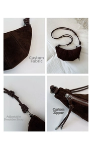 Détails du sac croissant en daim marron avec texture plissée et bandoulière réglable