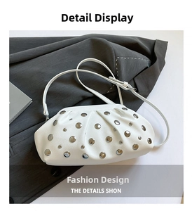 Détail du sac à bandoulière en cuir blanc avec des rivets argentés décoratifs chic
