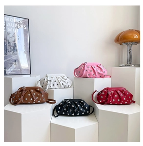 Détail de sacs à main plissés en similicuir avec clous argentés en cinq couleurs variées