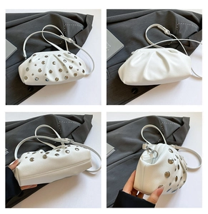 Détails du sac nuage blanc avec rivets métalliques argentés et fermeture à cadre