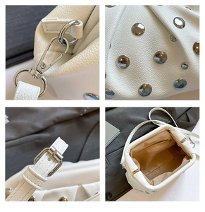 Détails d'un sac en cuir blanc avec des clous argentés et une poche zippée intérieure