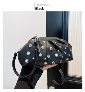 Gros plan du sac à main noir orné de rivets et texture de cuir au grain de litchi haut de gamme