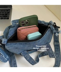 Interno spazioso della borsa in denim con spazio per cellulare e portafoglio