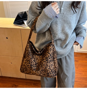 Gros plan sur le sac cabas en toile à imprimé léopard avec large bandoulière rétro