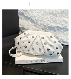 Détail du sac nuage plissé blanc avec rivets argentés sur la surface en cuir PU