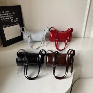 Minimalistische Zylindertasche aus weichem Leder in Rot, Grau, Schwarz und Braun