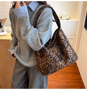 Détail du grand sac cabas à imprimé léopard avec boucle magnétique et bandoulière