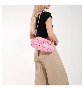 Détail du sac nuage rose avec rivets argentés et texture en cuir PU mat plissé élégant