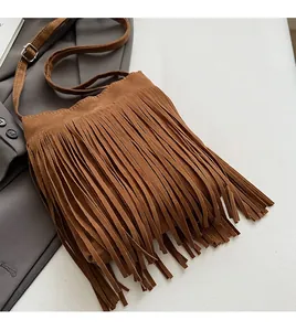 Vue détaillée du sac seau marron en daim avec de longues franges et bandoulière