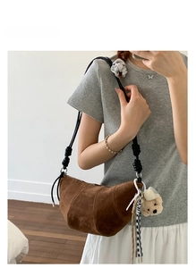 Sac croissant en daim marron avec bandoulière à nœud et charmant pendentif d'ours