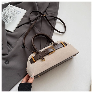 Nahaufnahme der schicken Veloursleder Patchwork Handtasche mit Schnalle und Metallteilen.