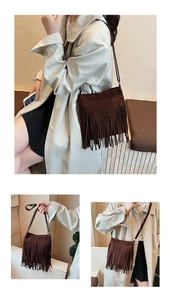 Détails du sac seau en daim marron avec franges denses et bandoulière en cuir souple