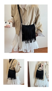 Détail du sac seau en daim noir avec de longues franges et une fine bandoulière