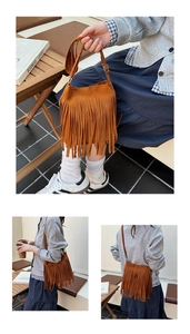 Détail de la texture des franges en daim marron et du style bohème du sac bandoulière seau