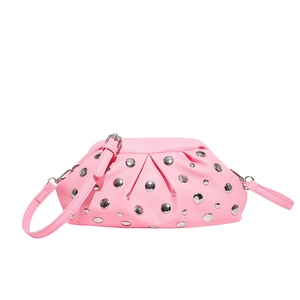 Sac nuage en cuir grainé rose avec rivets métalliques argentés et bandoulière réglable