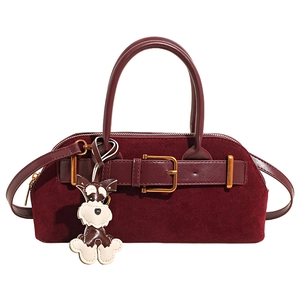 Elegante bordeauxrote Wildleder Handtasche mit Henkeln und Anhänger für Damen, sehr vielseitig.