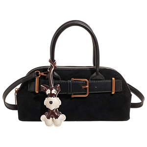 Schwarze Wildleder-Handtasche mit Tragegriffen, dekorativer Schnalle und Hund-Anhänger.