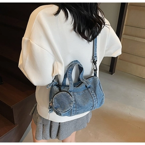 Dettaglio della borsa a secchiello in denim blu con portamonete tondo rimovibile