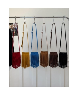 Série de sacs à bandoulière à franges déclinés en six coloris mats texturés