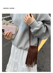 Sac bandoulière marron à franges en daim synthétique au style bohème porté dans la rue