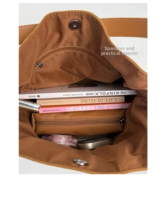 Vue intérieure du grand sac cabas montrant le compartiment spacieux et la poche zippée