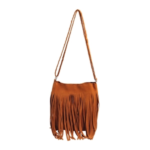 Sac seau en daim marron avec de longues franges et une bandoulière style bohème