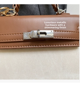 Makroaufnahme von silbernem Metallschloss und Ziernähten einer braunen Vintage-Lederhandtasche