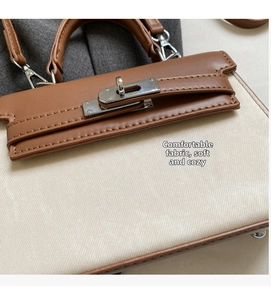 Nahaufnahme der Retro-Patchwork-Handtasche mit beigem Stoff und metallischem Drehverschluss