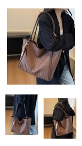 Detail der braun geflochtenen Kunstledertasche mit einem Anhänger aus Holzperlen