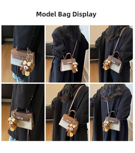 Details einer Vintage-Handtasche in Braun und Beige mit süßem Bärenanhänger-Dekor
