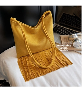 Vista superior del bolso tote de gamuza amarilla con flecos largos y asa de cuerda tejida