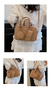 Dettaglio della borsa Boston in pelle kaki con manico intrecciato e mini pochette
