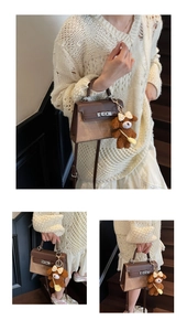 Detailansicht der braunen Handtasche im Kelly-Stil mit süßem Plüschbärenanhänger