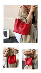 Détail du sac cabas rouge en cuir tressé avec artisanat intrecciato et larges lanières