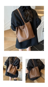Gros plan sur la texture tissée marron café et le design de ce grand sac fourre-tout