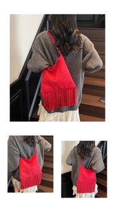 Tres vistas de un bolso de hombro de ante rojo con largos flecos bohemios en escaleras