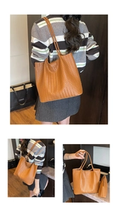 Détail du tissage sur cabas en cuir marron avec une petite pochette assortie