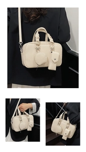 Set borsa Boston in pelle strutturata crema con manici intrecciati e mini ciondoli