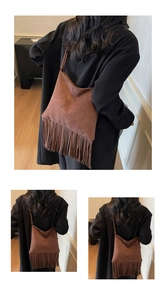 Detalle de bolso bohemio de ante marrón con flecos largos y correa de hombro fina