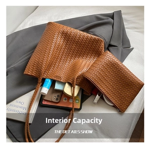 Détail intérieur du grand sac cabas tressé marron montrant sa capacité de rangement