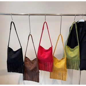 Colección de bolsos tote con flecos de ante retro en cinco colores en un expositor