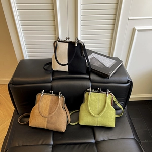 Retro kiss-lock crossbody handbags in contrast colors and suede leather texture