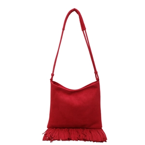 Bolso bandolera rojo con flecos en microfibra suave con diseño minimalista moderno